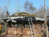 Постройка круглого дома из глиночурки с зелёной крышей (Видео)