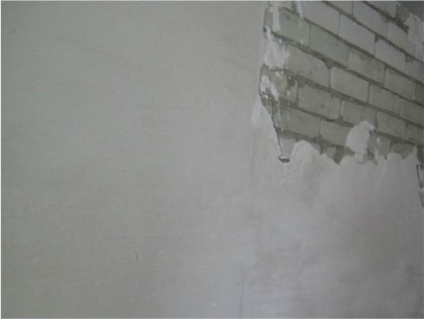 Нанесение стартовой шпаклевки на кирпичную стену