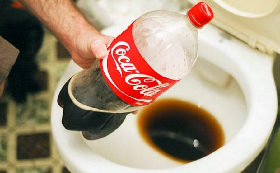 чистка унитаза кока-колой