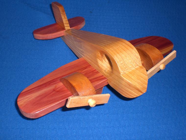 Деревянные самолетики — разнообразие моделей любимой с детства игрушки, фото № 15