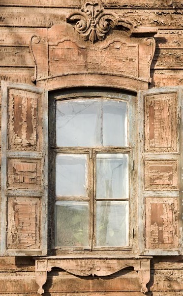 Деревянная резьба над окнами избы