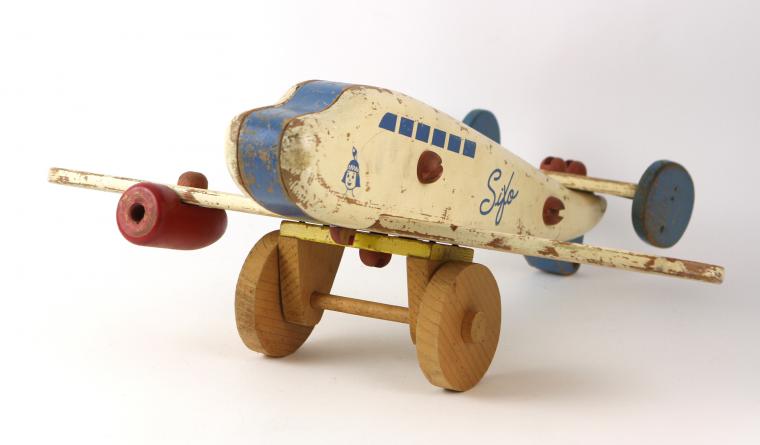 Деревянные самолетики — разнообразие моделей любимой с детства игрушки, фото № 16