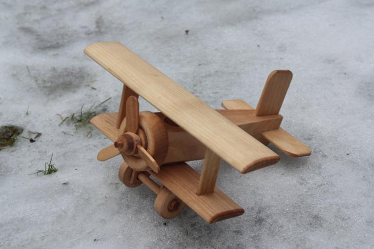 Деревянные самолетики — разнообразие моделей любимой с детства игрушки, фото № 7