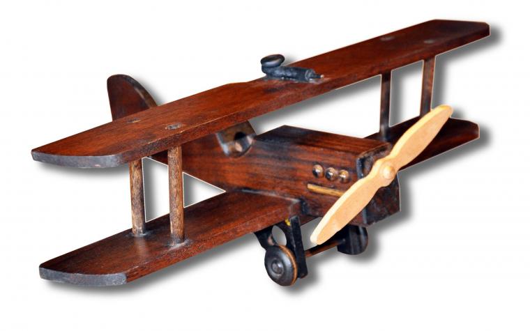 Деревянные самолетики — разнообразие моделей любимой с детства игрушки, фото № 12