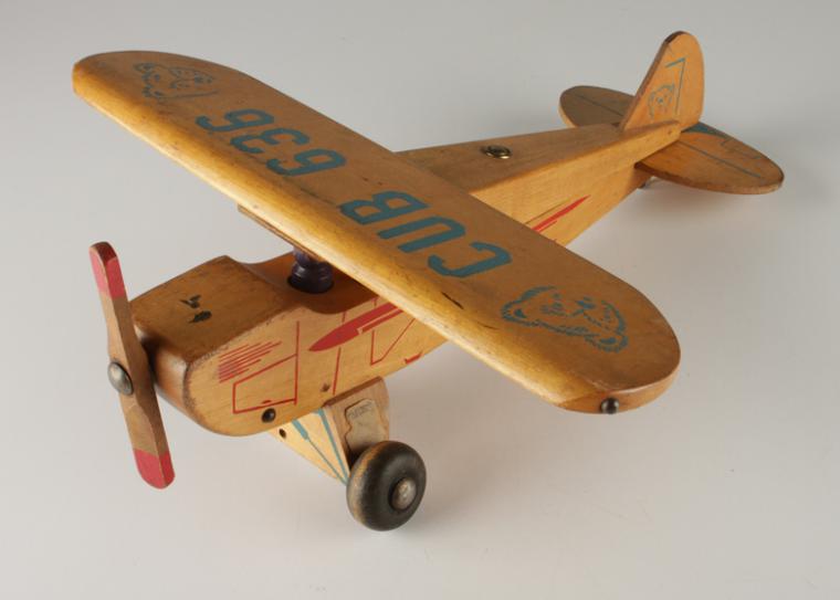 Деревянные самолетики — разнообразие моделей любимой с детства игрушки, фото № 6