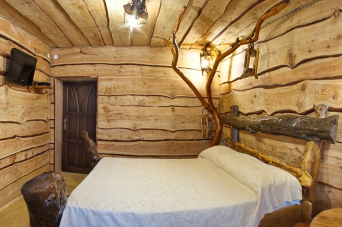 потолок из спилов дерева в спальне