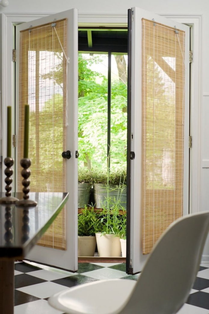 бамбуковые занавески на двери в интерьере