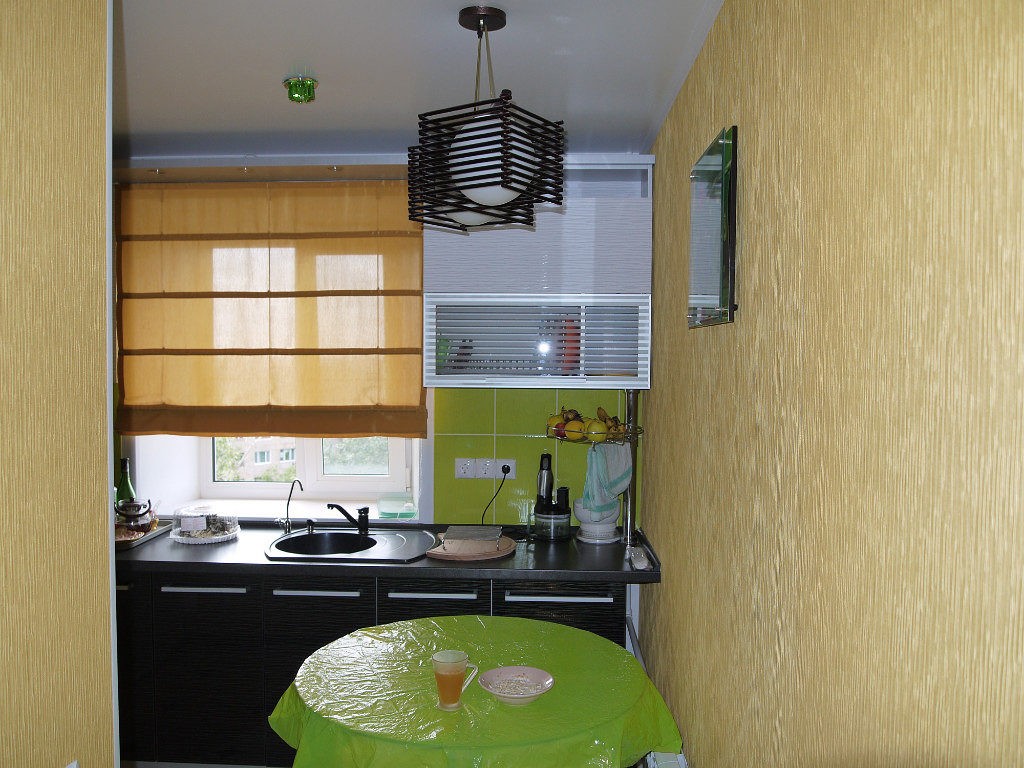Римская штора на окне небольшой кухни
