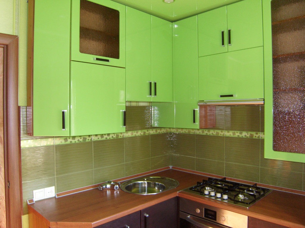 Зеленые фасады кухонных шкафов до потолка