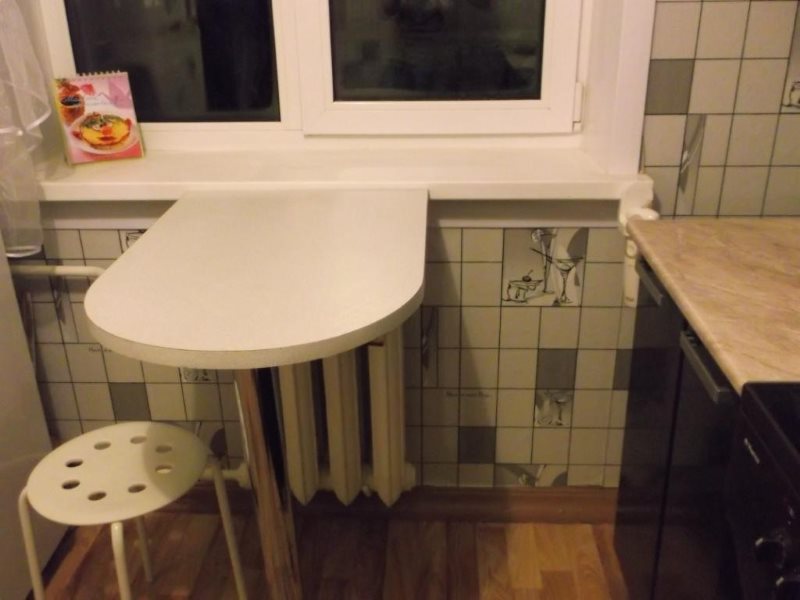 Компактный столик возле окна кухни в хрущевке
