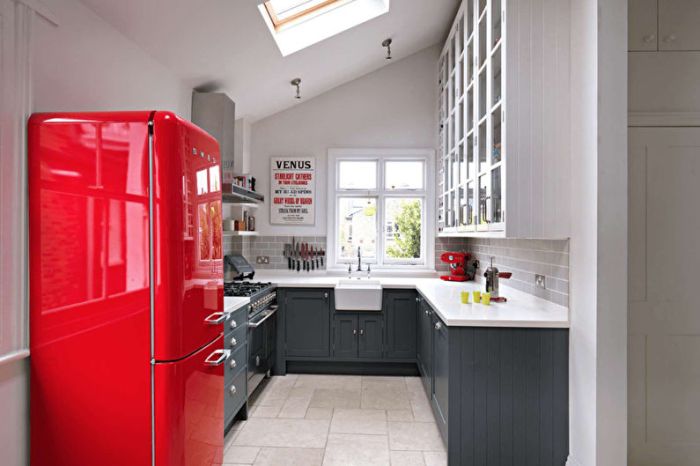 красный холодильник на кухне. 