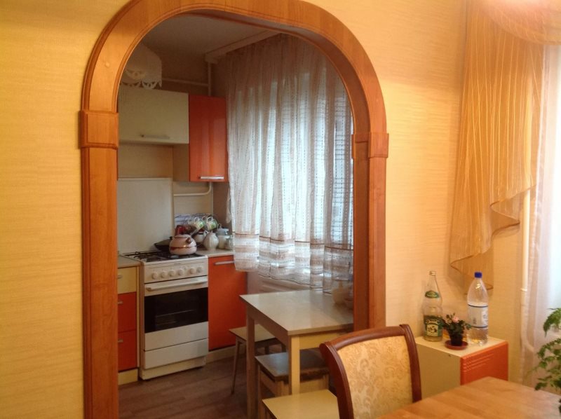 Деревянная арка между кухней и гостиной