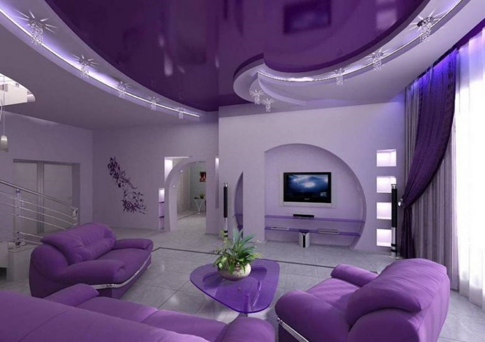 Фиолетовый потолок зала в современном стиле