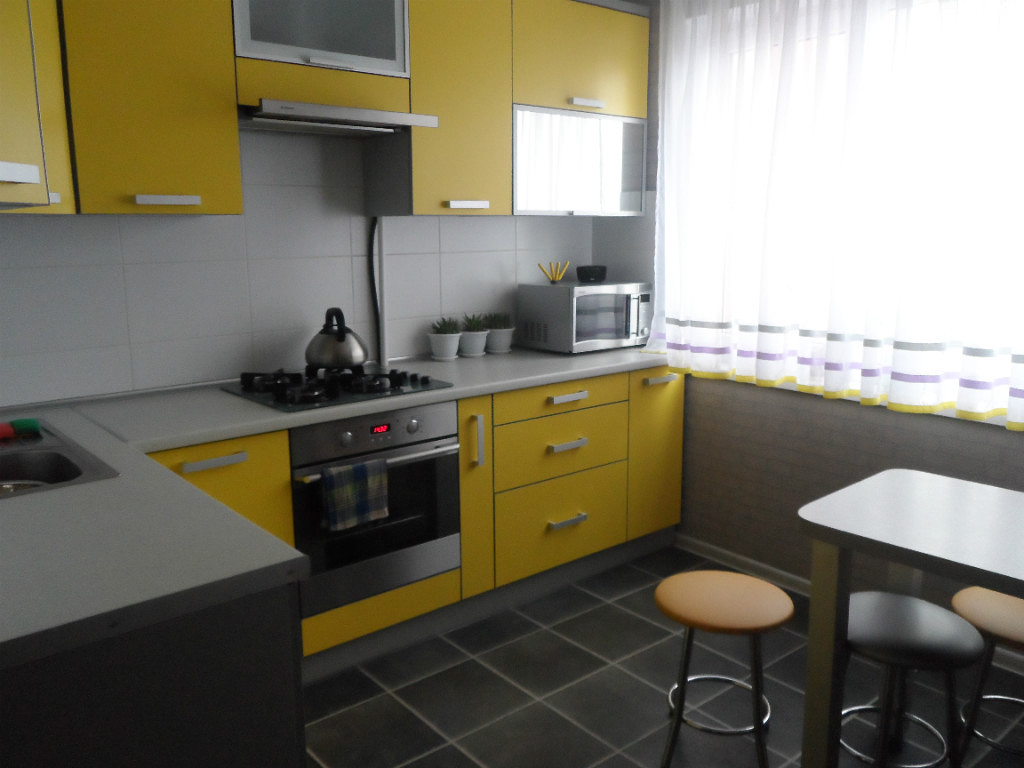 Серо желтый кухонный гарнитур фото