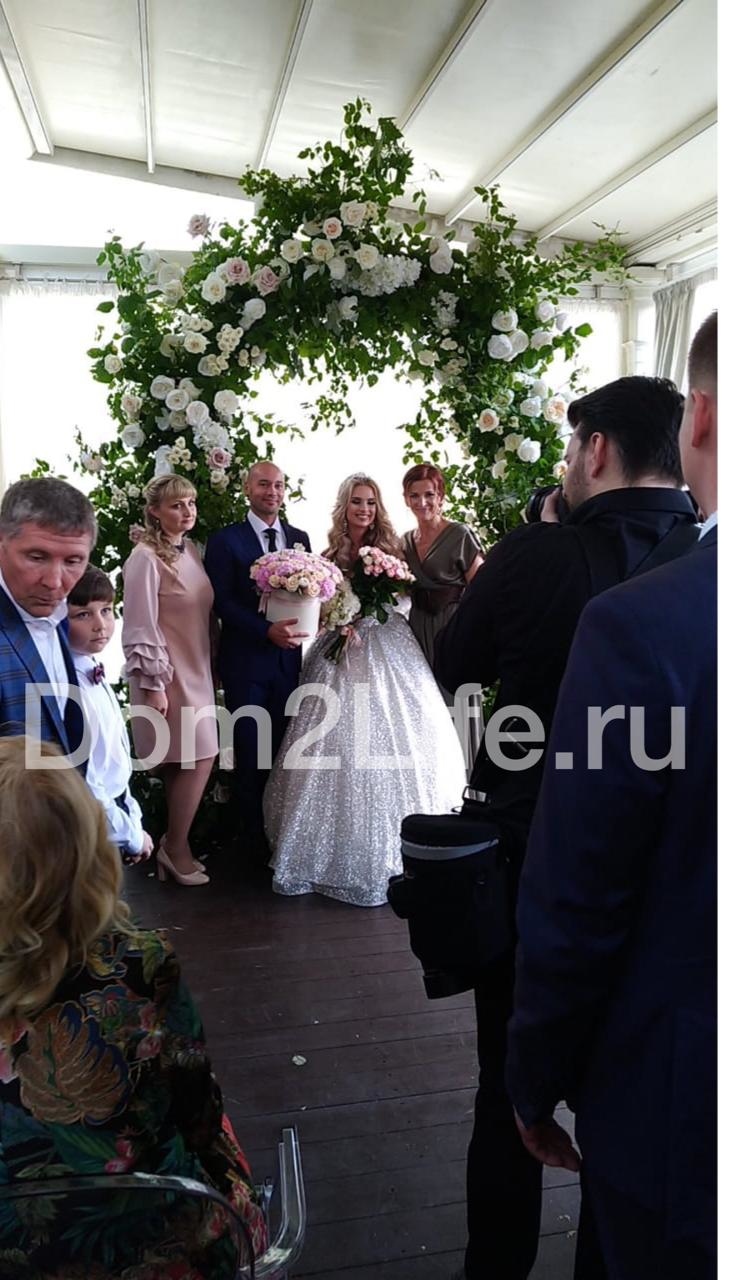 Андрей и Кристина принимают поздравления ​Фото: Ксения Гизатулина, Dom2Life.ru  