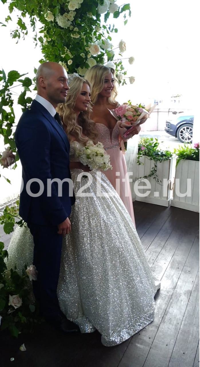 Жених и невеста с гостьей Дариной Маркиной ​Фото: Ксения Гизатулина, Dom2Life.ru  