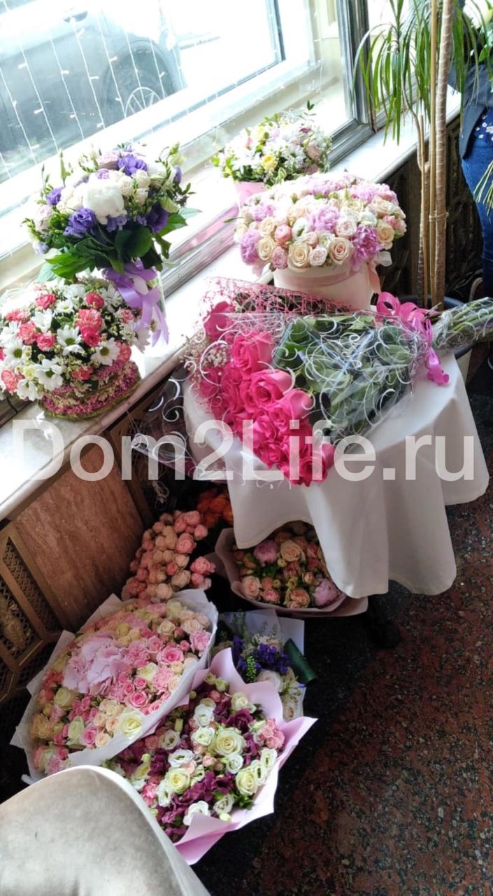 Жениху и невесте подарили огромное количество цветов ​Фото: Ксения Гизатулина, Dom2Life.ru  