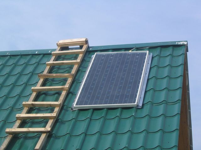 Самый простой вариант - монтировать солнечную батарею на крыше в 40 градусов.