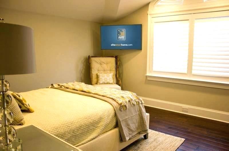 высота расположения телевизора в спальне на стене