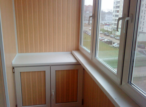 Для обшивки балкона пластиковыми панелями понадобятся: электродрель, шуруповерт, электролобзик либо строительный нож