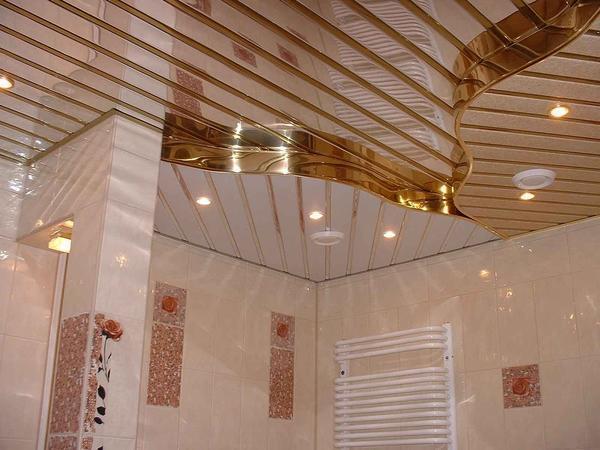 За потолком из пластикового сайдинга легко ухаживать, поэтому его часто используют в ванной комнате