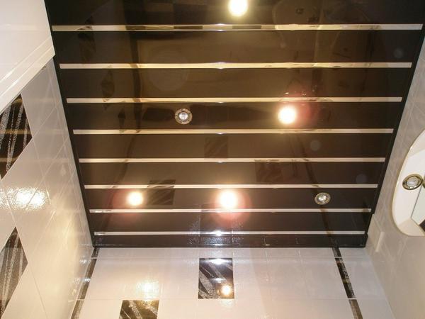 Под потолок из сайдинга прекрасно подходят точечные светильники 