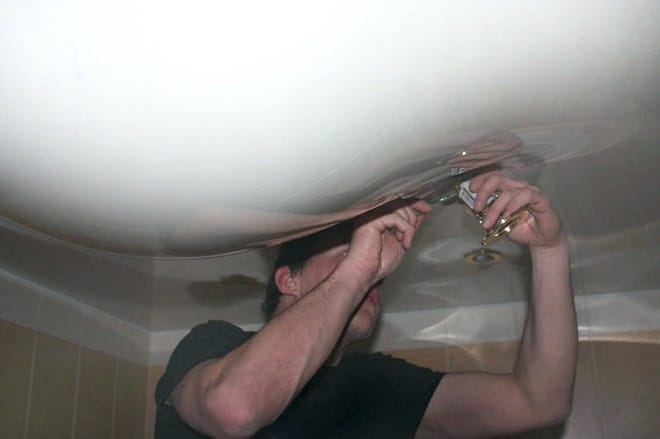 Как убрать воду из натяжного потолка