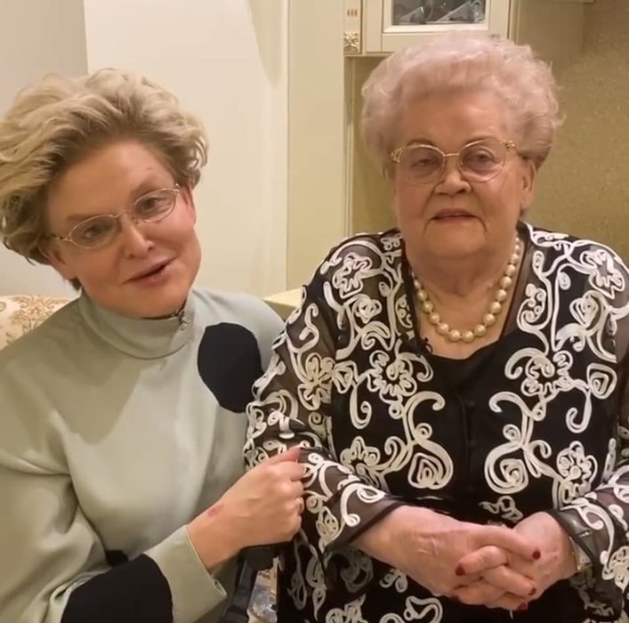 Елена Малышева с мамой (кадр из видеозаписи)
