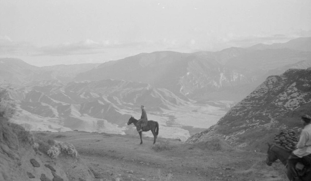 Дагестанец на коне на горном перевале