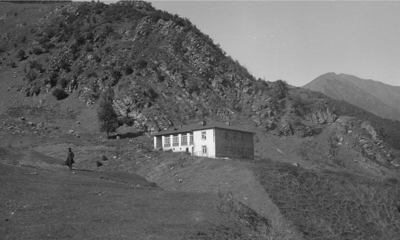 Дом на склоне горы