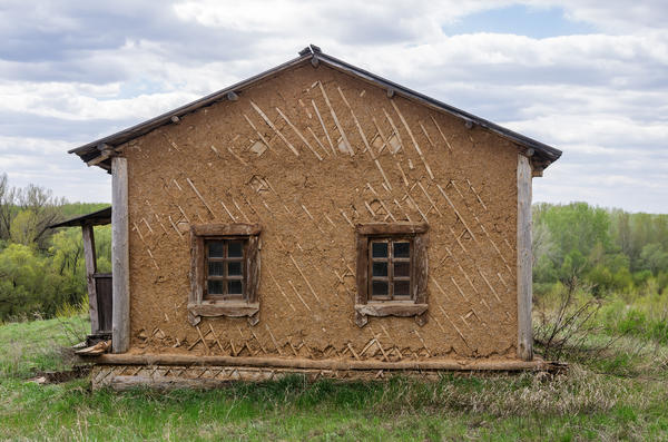 Старый дом, оштукатуренный глиной