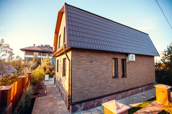 Дачный домик, отделанный фасадной плиткой HAUBERK. Фото с сайта tn-hauberk.ru