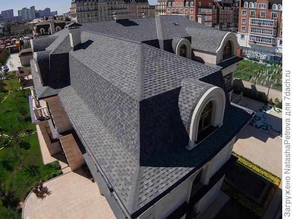 Крыша, покрытая гибкой битумной черепицей производства ТехноНиколь. Фото с сайта http://shinglas.ru/