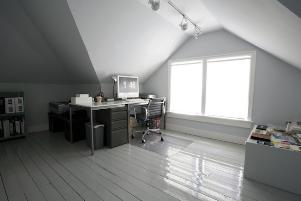 Дизайн интерьера мансарды: домашний офис с оригинальным столом