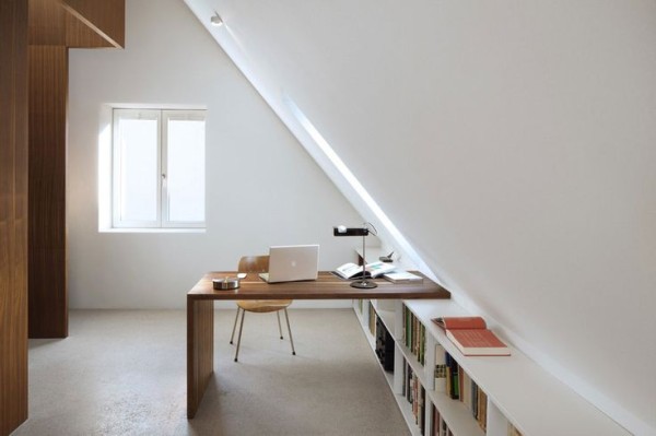 Дизайн интерьера мансарды: белый домашний офис со смелыми акцентами