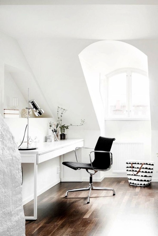 Дизайн интерьера мансарды: домашний офис возле красивого яркого окна