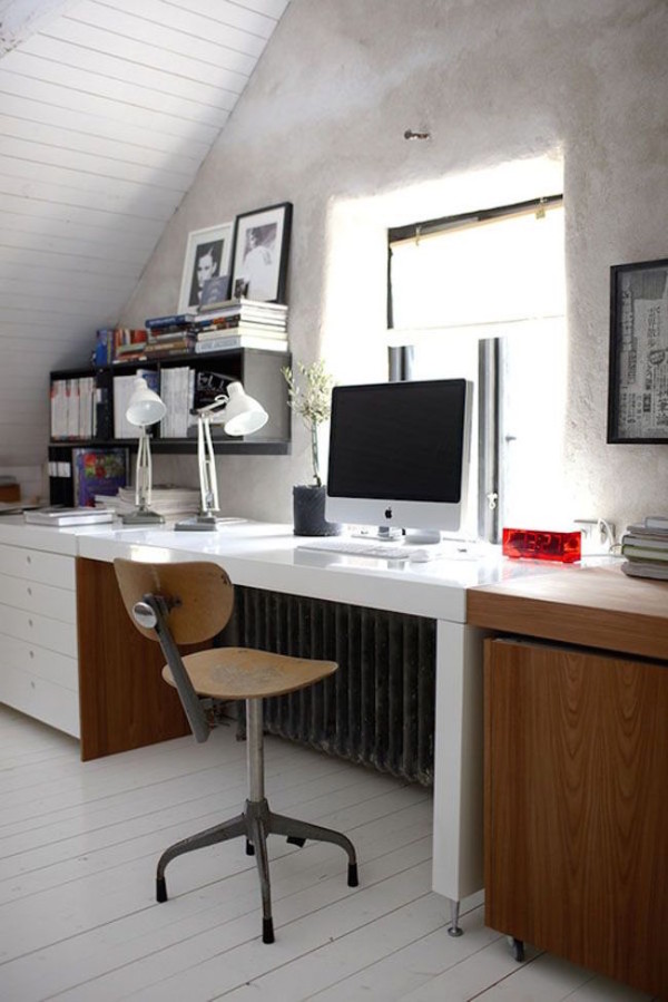 Дизайн интерьера мансарды: домашний офис с необычным столом у стены