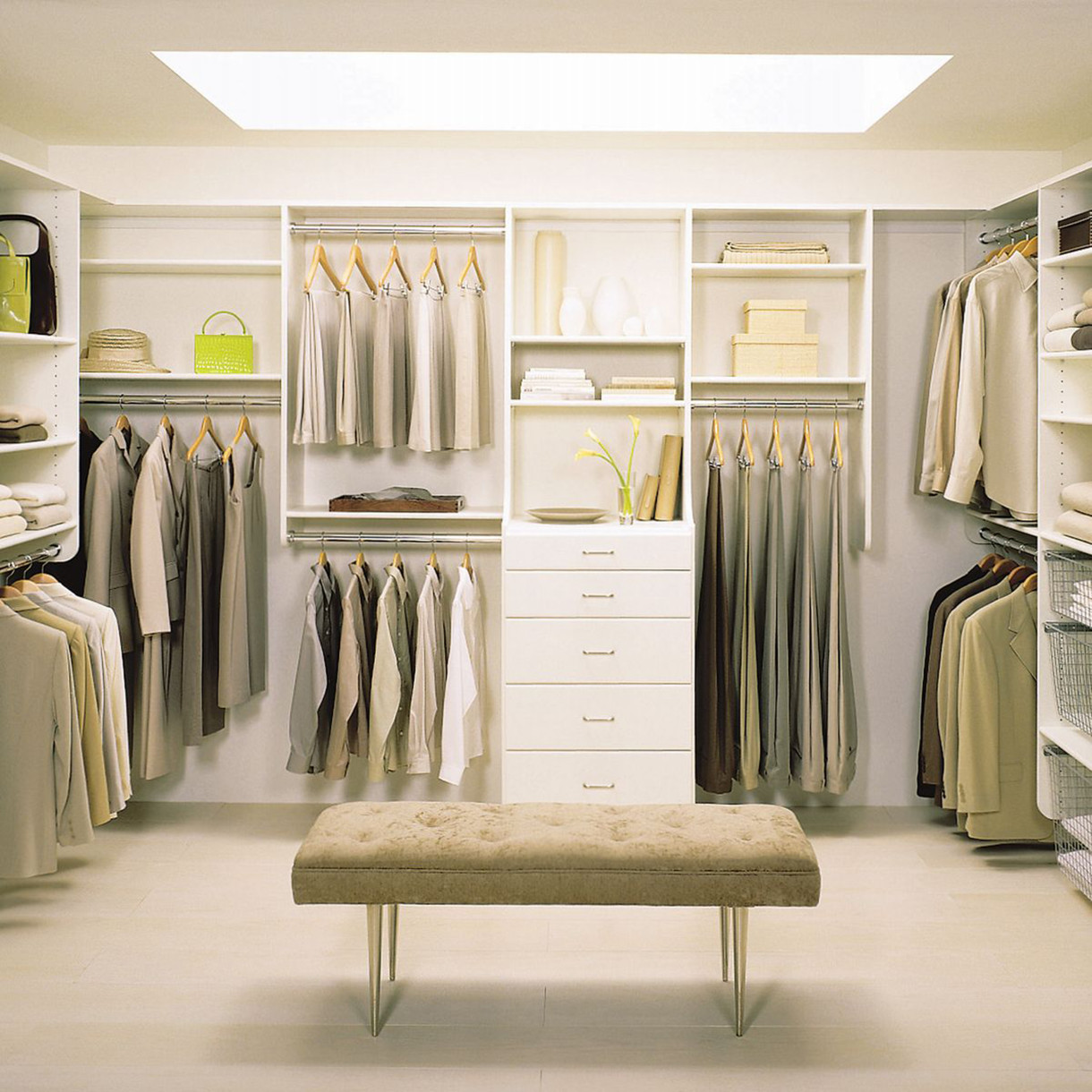 Дизайн гардеробной комнаты на чердаке
