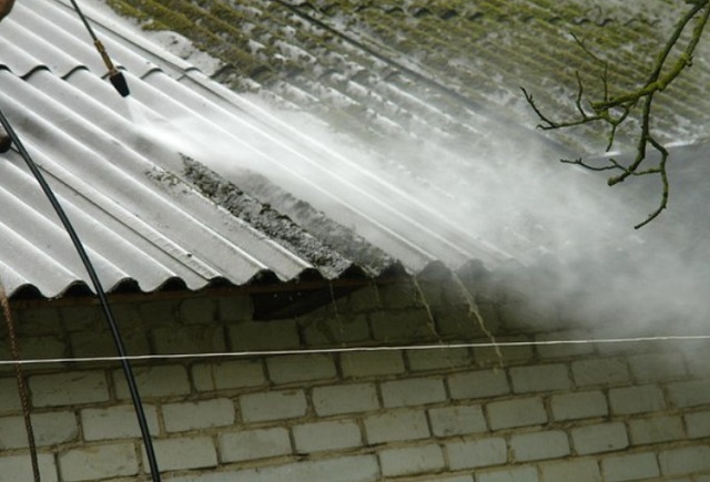 Очистка шиферной крыши от мшистых участков струей воды