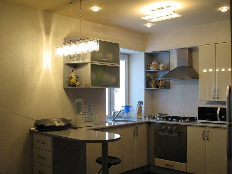 Кухня, совмещенная с гостиной, позволяет сэкономить на приобретении дополнительного телевизора, как в случаях с кухней изолированной