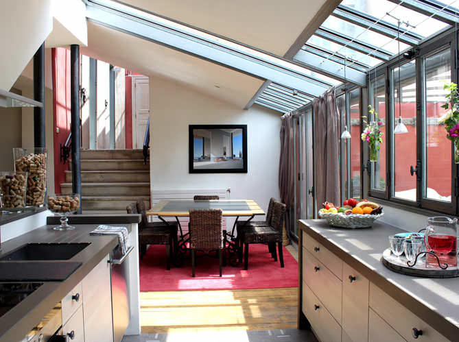 Современная французская кухня может иметь более строгую мебель с плоскими фасадами