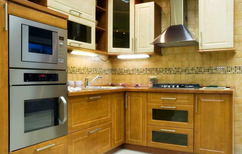 Скрытая за мебельным фасадом газовая колонка и встраиваемая техника – оптимальное решение для маленьких кухонь