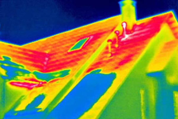 Изображение скатной крыши дома на тепловизоре: участки красного цвета на фото — это наибольшие теплопотери