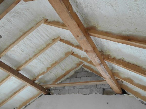 Под скатами крыши обязательно монтируется толстый слой теплоизоляции