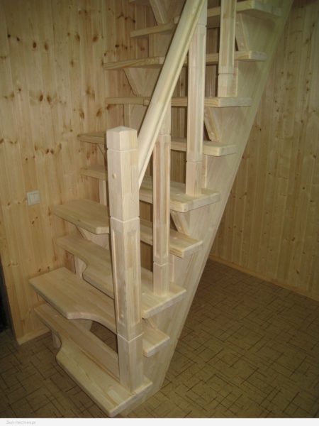 Стационарная лестница из дерева.