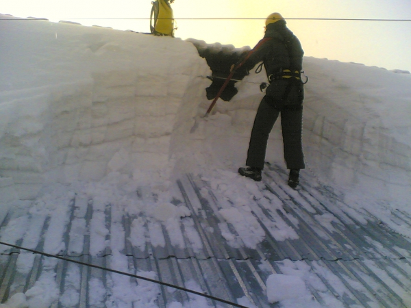 Кровельные работы по чистке крыши от снега