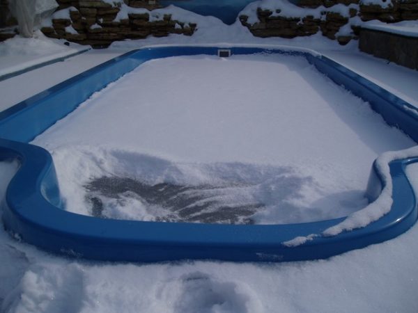 Зимой не рекомендуется оставлять воду в бассейне