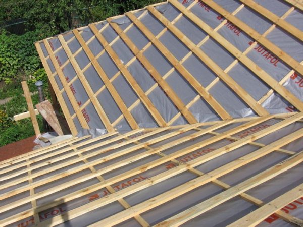Стропильная система во время ремонта крыши из металлочерепицы