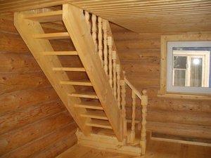Установка и крепление деревянной лестницы