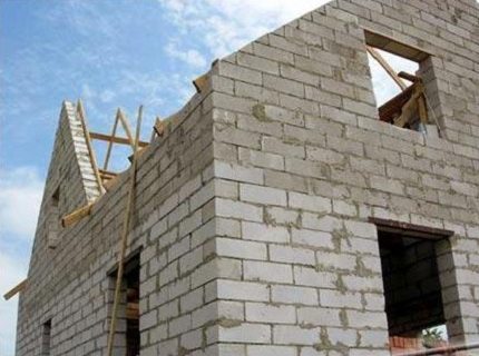 Возведение дома из пеноблочных материалов: промежуточный этап постройки